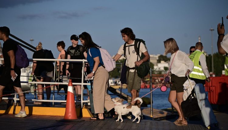 Σε-εξέλιξη-η-πασχαλινή-έξοδος-από-τα-λιμάνια-της-Αττικής-–-Αυξημένη-η-επιβατική-κίνηση,-σε-επιφυλακή-το-Λιμενικό