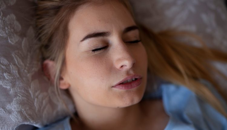 Πώς-θα-καταλάβετε-ότι-τρίζετε-τα-δόντια-σας-το-βράδυ-και-τι-μπορείτε-να-κάνετε