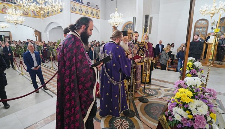 Στη-Νάουσα-ο-Μητροπολίτης-Βεροίας-την-Μ.-Πέμπτη