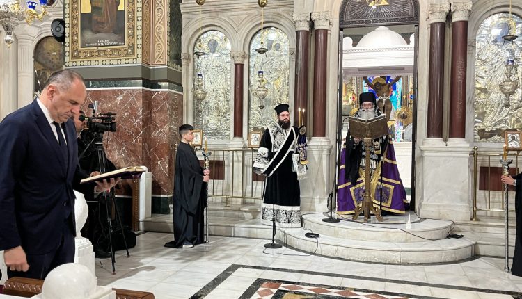 Παρουσία-του-Υπουργού-Εξωτερικών-η-Ακολουθία-των-Αχράντων-Παθών-στη-Μητρόπολη-Πειραιώς