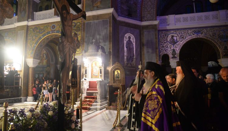 Πλήθη-πιστών-προσκύνησαν-τον-Εσταυρωμένο-στην-Πάτρα