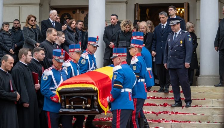 «Ελπίζω-από-εκεί-ψηλά-να-είσαι-περήφανος-για-όσα-κατάφερα»:-Ράγισε-καρδιές-ο-Ραζβάν-Λουτσέσκου-στην-κηδεία-του-πατέρα-του