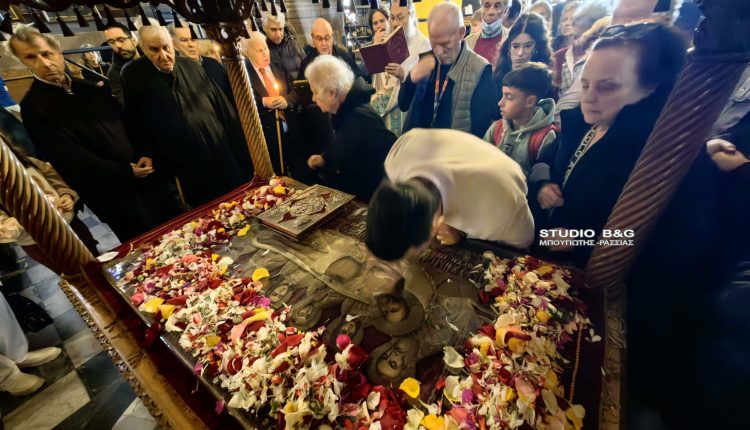 Αποκαθήλωση-και-επιτάφιος-θρήνος-στον-Μητροπολιτικό-Ναό-Ναυπλίου-(ΒΙΝΤΕΟ)