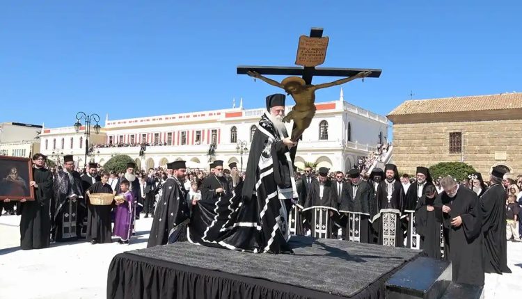 Λιτάνευση-Του-Εσταυρωμένου-και-Ευλογία-του-Σύμπαντος-στη-Ζάκυνθο