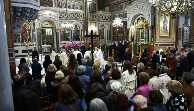 Δείτε-live-την-Ακολουθία-και-την-Περιφορά-του-Επιταφίου-Θρήνου-από-την-Ιερά-Μητρόπολη-Αθηνών