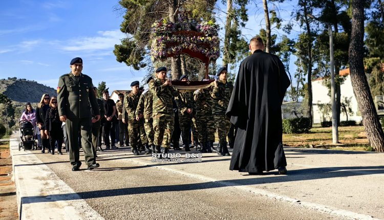 Η-περιφορά-του-Επιταφίου-στο-Στρατόπεδο-Ναυπλίου