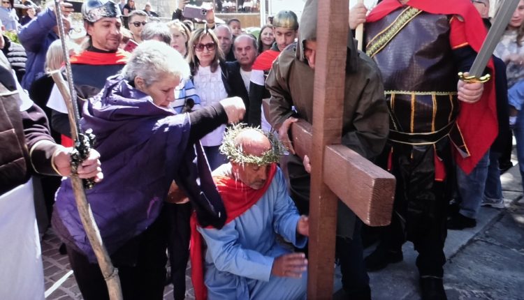 Αναβίωσε-και-φέτος-το-έθιμο-της-μεταφοράς-του-Τιμίου-Σταυρού-στον-Κάθηκα-της-Πάφου