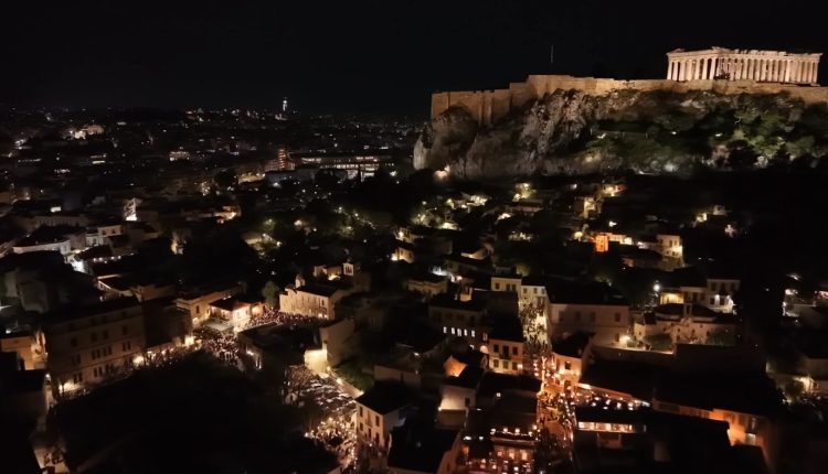 Η-περιφορά-των-Επιταφίων-κάτω-από-την-Ακρόπολη-–-Δείτε-βίντεο-από-drone