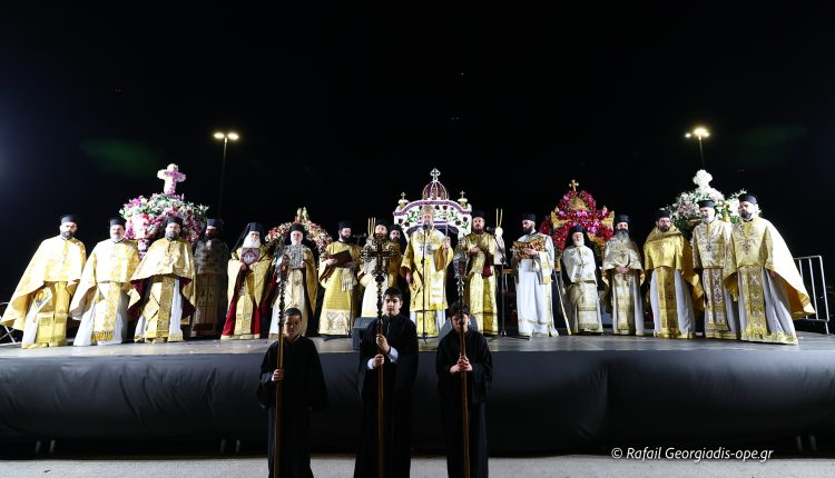 Η-πλατεία-Αριστοτέλους-“πνίγηκε”-από-χιλιάδες-πιστούς-στη-συνάντηση-Επιταφίων