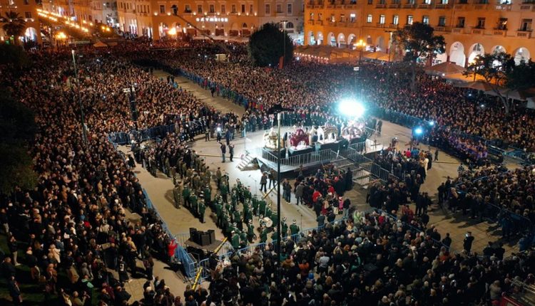Θεσσαλονίκη:-Αντάμωσαν-και-φέτος-πέντε-Επιτάφιοι-στην-πλατεία-Αριστοτέλους