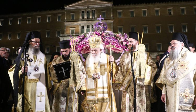 Μηνύματα-ενότητας-από-τον-Αρχιεπίσκοπο-Ιερώνυμο-κατά-την-περιφορά-του-Επιταφίου-στον-Άγνωστο-Στρατιώτη