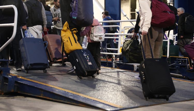 Εγκαταλείπουν-την-Αττική-και-τελευταίοι-εκδρομείς-του-Πάσχα-–-Αναχωρούν-από-τα-λιμάνια-όσοι-ταξιδεύουν-για-τα-νησιά