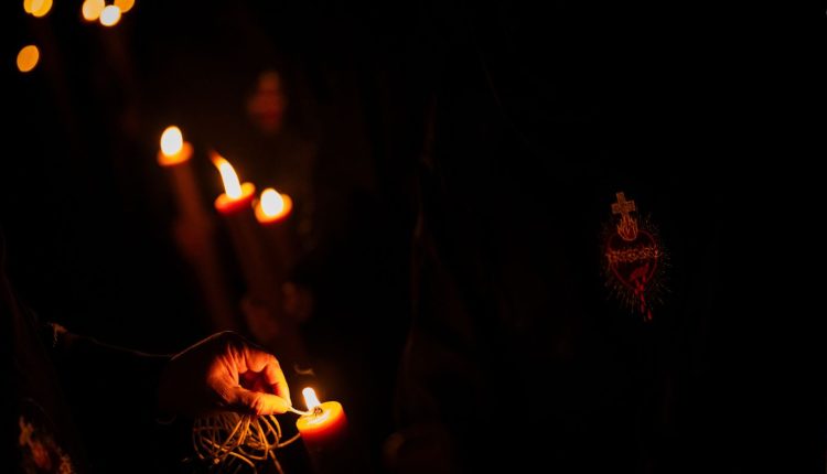 Τα-«ιερά»-μυστήρια-που-εξακολουθούν-να-διχάζουν:-Η-τελετή-του-Αγίου-Φωτός-με-400-νεκρούς-και-τα-4-κρανία-του-Ιωάννη-του-Βαπτιστή