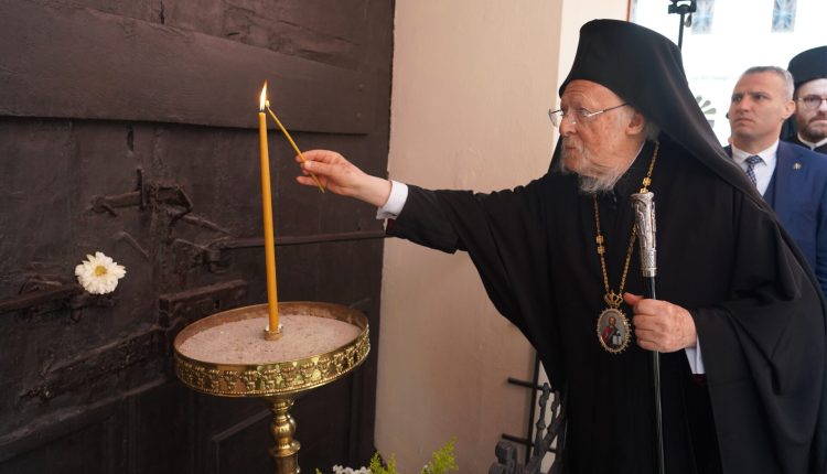 Η-προσευχή-του-Οικουμενικού-Πατριάρχη-στο-σημείο-του-μαρτυρίου-του-Αγίου-Γρηγορίου-Ε’