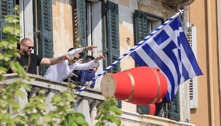 Πρώτη-Ανάσταση:-Από-την-Κέρκυρα-μέχρι-τη-Νάξο-«σείστηκαν»-οι-ναοί-σε-όλη-την-Ελλάδα-–-Οι-μπότηδες-και-ο-«ιπτάμενος-παπάς»-της-Χίου
