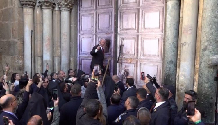 Το-τελετουργικό-άνοιγμα-του-Παναγίου-Τάφου-–-Η-αφή-του-Αγίου-Φωτός-και-η-μεταφορά-του-στην-Αθήνα