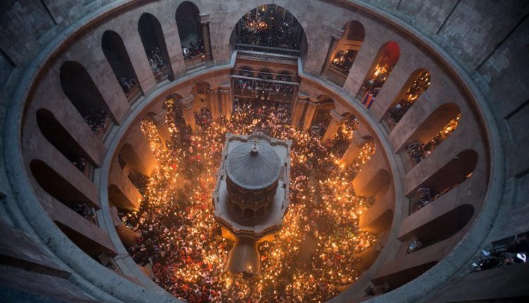 ΖΩΝΤΑΝΑ:-Η-Τελετή-του-Αγίου-Φωτός-στον-Πανίερο-Ναό-της-Αναστάσεως-στα-Ιεροσόλυμα