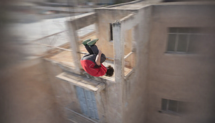 Αδρεναλίνη-στο-φουλ:-Ο-Γάλλος-παρκουρίστας-που-«χορεύει»-στις-ταράτσες-της-Αθήνας-–-Δείτε-video