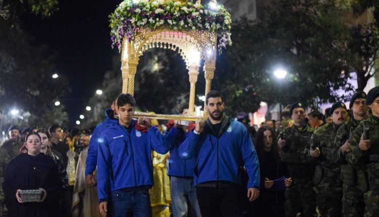 Αλεξανδρούπολη:-Οι-παίκτες-της-Εθνικής-πόλο-σήκωσαν-τον-Επιτάφιο