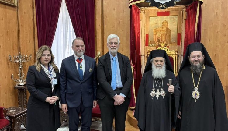 Στα-Ιεροσόλυμα-βρίσκεται-η-ελληνική-αποστολή-που-θα-μεταφέρει-στην-Ελλάδα-το-Άγιο-Φως