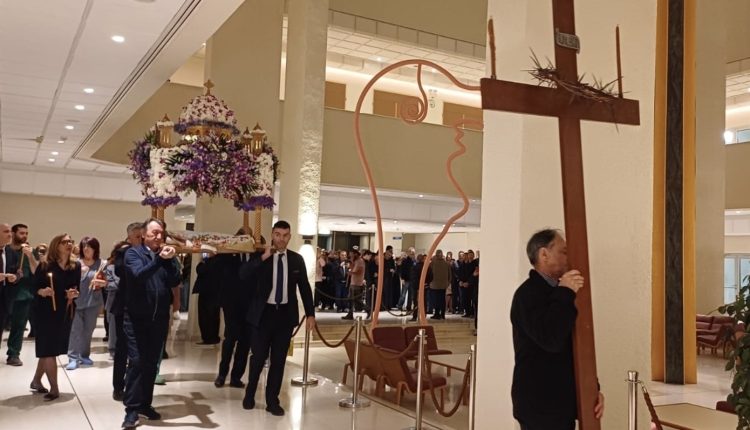 Συγκίνηση-στον-Επιτάφιο-στο-Ωνάσειο-–-Μήνυμα-πίστης-και-ελπίδας-μέσα-στο-νοσοκομείο