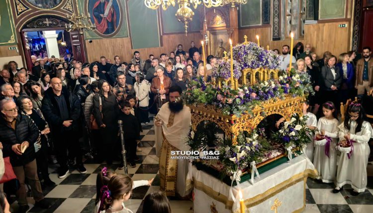 Μετά-από-δέκα-χρόνια-η-περιφορά-του-Επιταφίου-του-Αγίου-Νικολάου-στο-Ναύπλιο