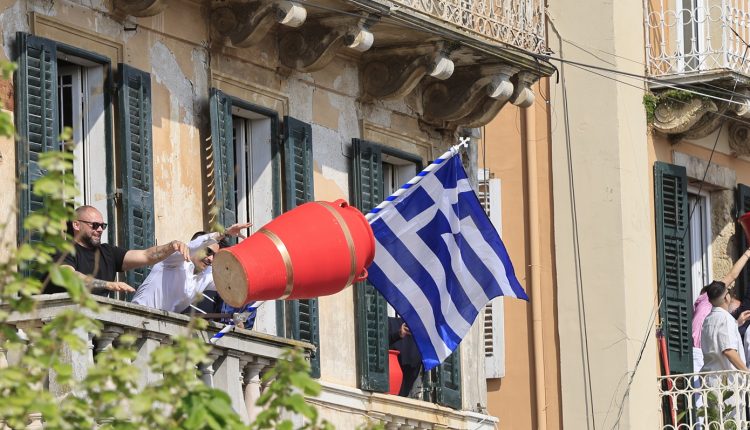 Κέρκυρα:-Ατύχημα-στους-Μπότηδες-στη-Λίστον-–-Κανάτα-έπεσε-και-έσπασε-σε-κεφάλι-γυναίκας