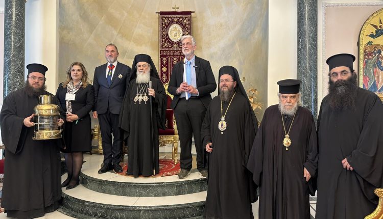 Παρέλαβε-το-Άγιο-Φως-η-Ελληνική-Αποστολή-(ΒΙΝΤΕΟ)