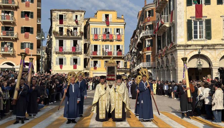 Η-Λιτανεία-του-Επιταφίου-και-του-Ιερού-Λειψάνου-του-Αγίου-Σπυρίδωνος-στην-Κέρκυρα