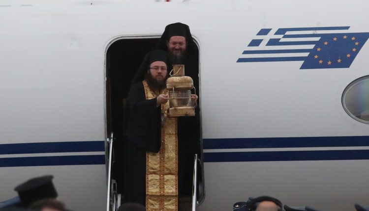 Έφτασε-στην-Αθήνα-το-Άγιο-Φως-–-Με-τιμές-αρχηγού-κράτους-η-υποδοχή-στο-«Ελ.-Βενιζέλος»
