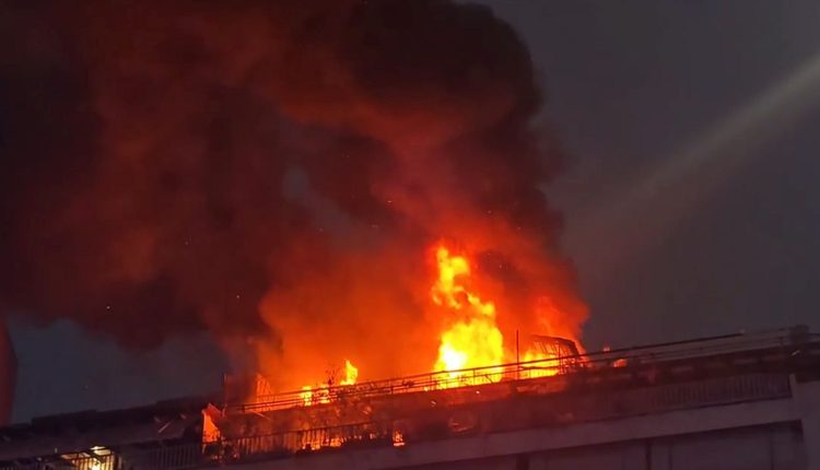 Μεγάλη-φωτιά-σε-διαμέρισμα-πέμπτου-ορόφου-στη-Νέα-Σμύρνη-–-Αναζητείται-ένας-ένοικος