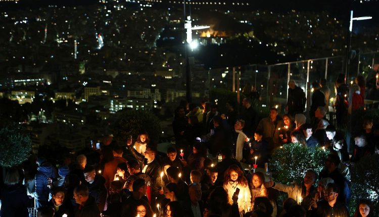Με-κατάνυξη-και-λαμπρότητα-το-«Χριστός-Ανέστη»-σε-όλη-την-Ελλάδα