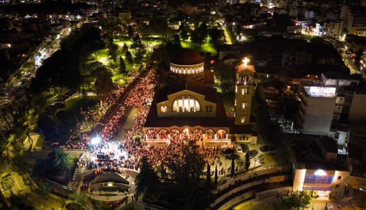 Μοναδικές-εικόνες-από-τη-Λάρισα:-Μυσταγωγική-ατμόσφαιρα-το-βράδυ-της-Ανάστασης-–-Εναέριο-βίντεο