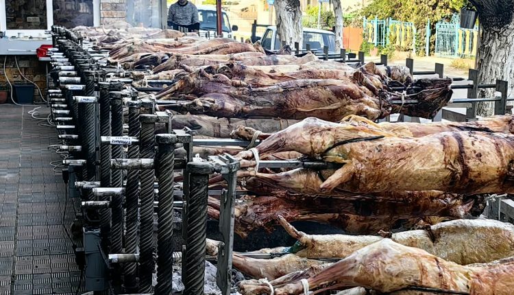 Πάτρα:-Οβελίας-take-away-–-Πάνω-από-80-σούβλες-«έστησε»-κρεοπωλείο-για-τους-πελάτες-του