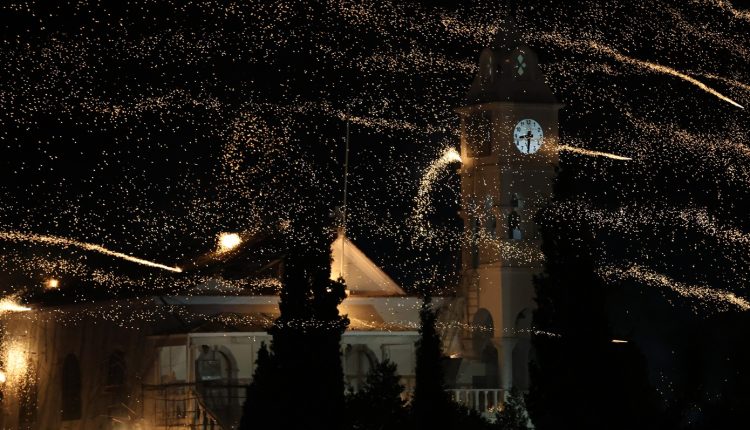 Ο-ρουκετοπόλεμος-φώτισε-και-φέτος-τον-ουρανό-της-Χίου-–-Εντυπωσιακές-εικόνες-από-τον-Βροντάδο
