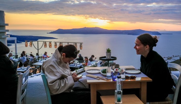 Με-οδηγό-το-Πάσχα-ανοίγει-η-τουριστική-σεζόν-–-Θετικά-μηνύματα-αλλά-και-προκλήσεις-για-Κρήτη,-Ρόδο-και-Σαντορίνη