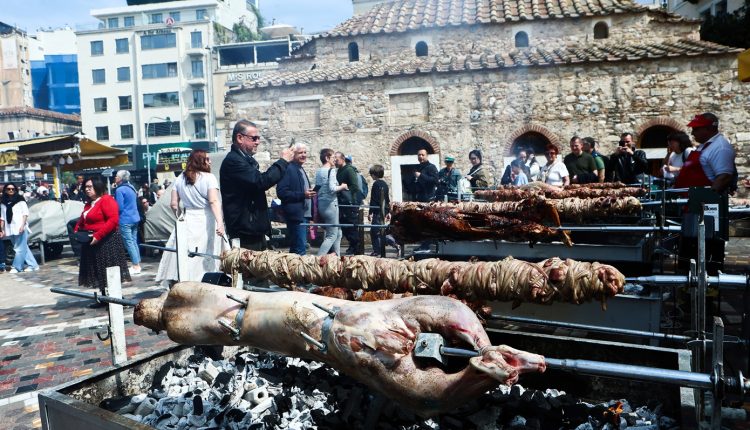 Ατελείωτο-πασχαλινό-γλέντι-σε-κάθε-γωνιά-της-Ελλάδας-–-Οβελίας,-τραγούδι,-χορός-και…-hangover-από-τη-νύχτα-της-Ανάστασης