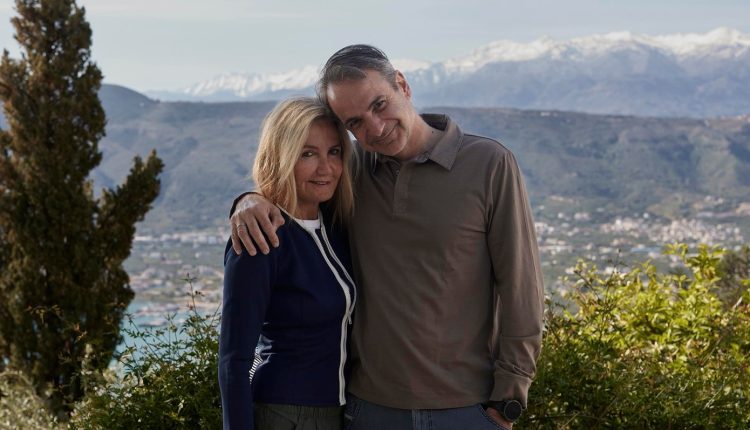 Η-πασχαλινές-ευχές-του-Κυριάκου-Μητσοτάκη-από-τα-Χανιά-και-η-φωτογραφία-με-τη-σύζυγό-του,-Μαρέβα