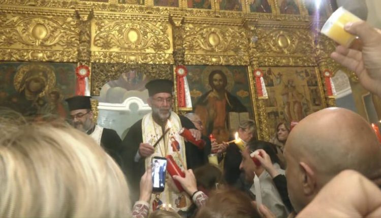 Συγκίνηση-στη-Βηρυτό:-Το-Άγιο-Φως-έφτασε-μέσα-στις-φλόγες-του-πολέμου