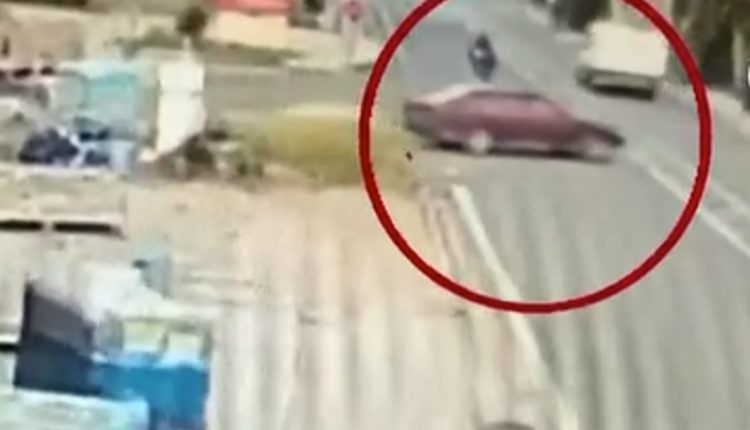Σοκαριστικό-τροχαίο-στην-Αρτέμιδα:-Μοτοσικλετιστής-«καρφώνεται»-σε-αυτοκίνητο-και-εκσφενδονίζεται-στην-άσφαλτο-–-Δείτε-βίντεο