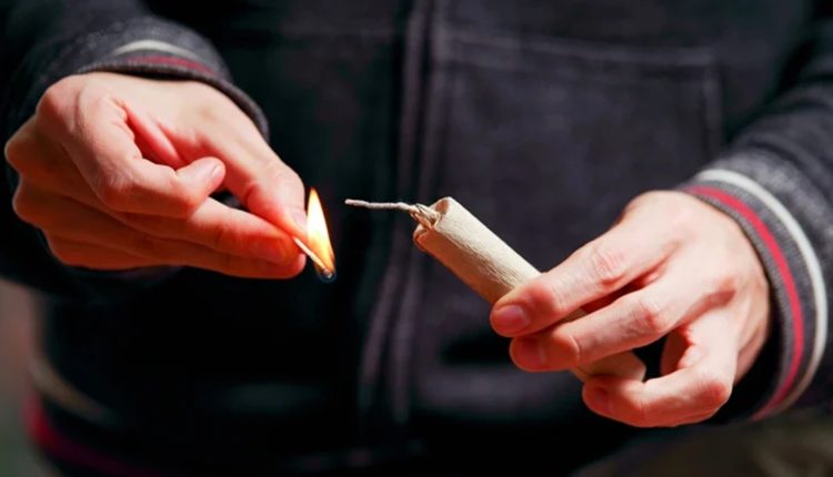 Ιεράπετρα:-16χρονος-τραυματίστηκε-από-κροτίδα-που-έσκασε-στο-χέρι-του-–-Συνελήφθη-η-μητέρα-του