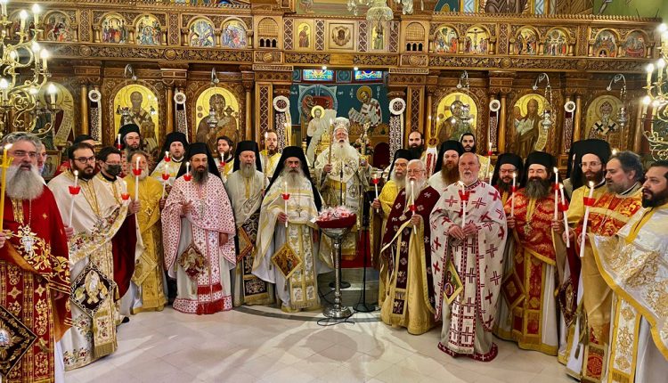 Υποδοχή-Αγίου-Φωτός,-Ανάσταση-και-Εσπερινός-της-Αγάπης-στην-Ιερά-Μητρόπολη-Δημητριάδος