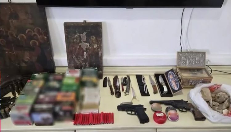 Ηράκλειο:-Οπλοστάσιο-βρέθηκε-σε-σπίτι-60χρονου-μετά-από-έρευνα-για-ενδοοικογενειακή-βία