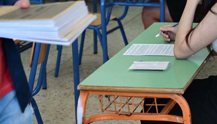 Πανελλήνιες-εξετάσεις-2026:-Πότε-κλείνουν-τα-σχολεία-και-οι-κρίσιμες-ημερομηνίες