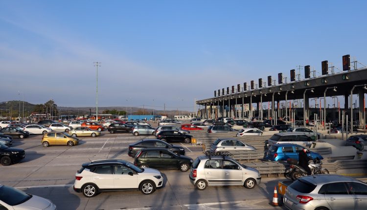 Με-σύμμαχο-τον-καιρό-κορυφώνεται-η-επιστροφή-των-εκδρομέων-του-Πάσχα-–-Αυξημένη-κίνηση-σε-λιμάνια-και-δρόμους