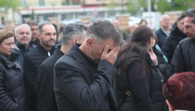 Συγκίνηση-και-πλήθος-κόσμου-στο-τελευταίο-αντίο-στον-Στέφανο-Μπορμπόκη-–-Με-τη-σημαία-του-ΠΑΟΚ-τυλίχτηκε-η-σορός