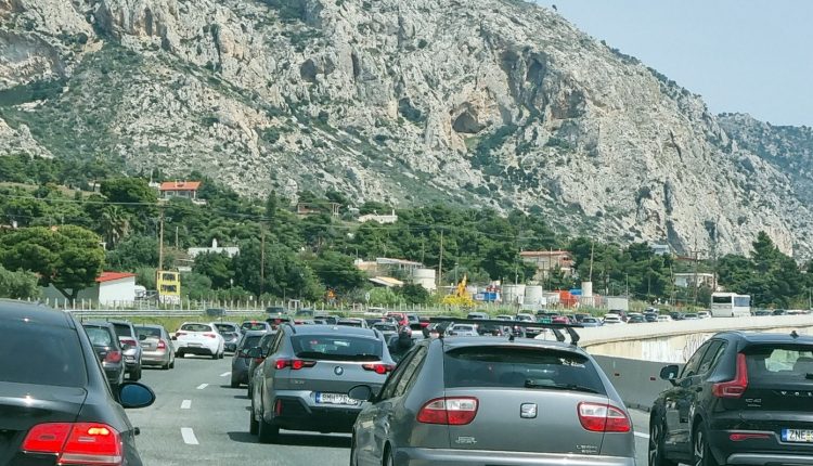 Σε-εξέλιξη-η-επιστροφή-των-εκδρομέων:-Πάνω-από-660.000-ΙΧ-αναμένονται-στην-Αττική-–-«Στο-κόκκινο»-η-Αθηνών-Κορίνθου