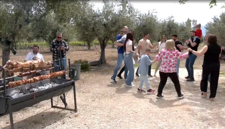 Πάσχα-σε-κάθε-γωνιά-της-Ελλάδας-–-Σούβλες,-χορός-και-πατροπαράδοτα-εδέσματα