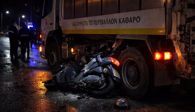 Τραγωδία-στη-Μυτιλήνη:-Νεκρός-οδηγός-μηχανής-που-«καρφώθηκε»-σε-απορριμματοφόρο-τα-ξημερώματα
