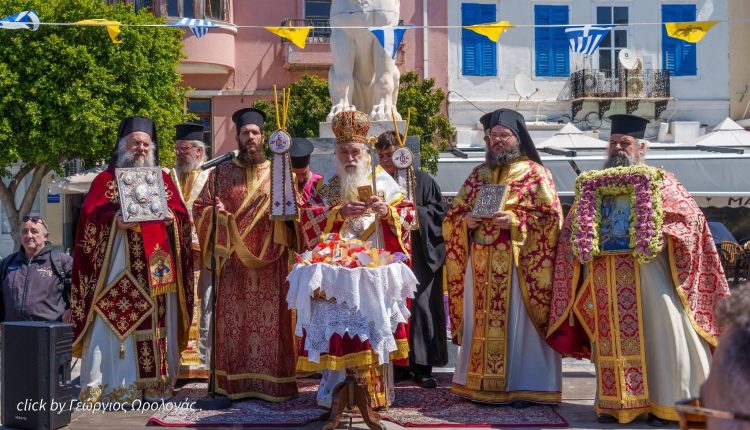 Η-λαμπροφόρος-Ανάστασις-στην-Μητρόπολη-Σάμου